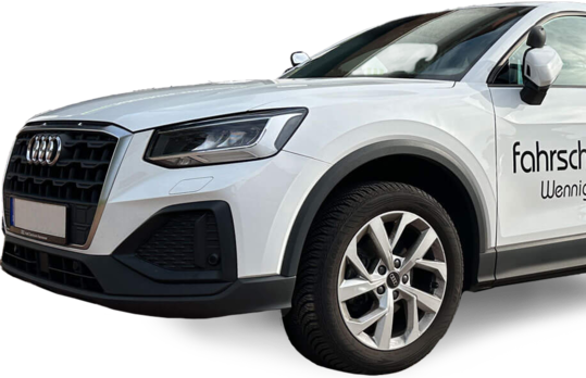 Audi SUV mit dem Zeichen 'Fahrschule', das ein Fahrschulfahrzeug symbolisiert.